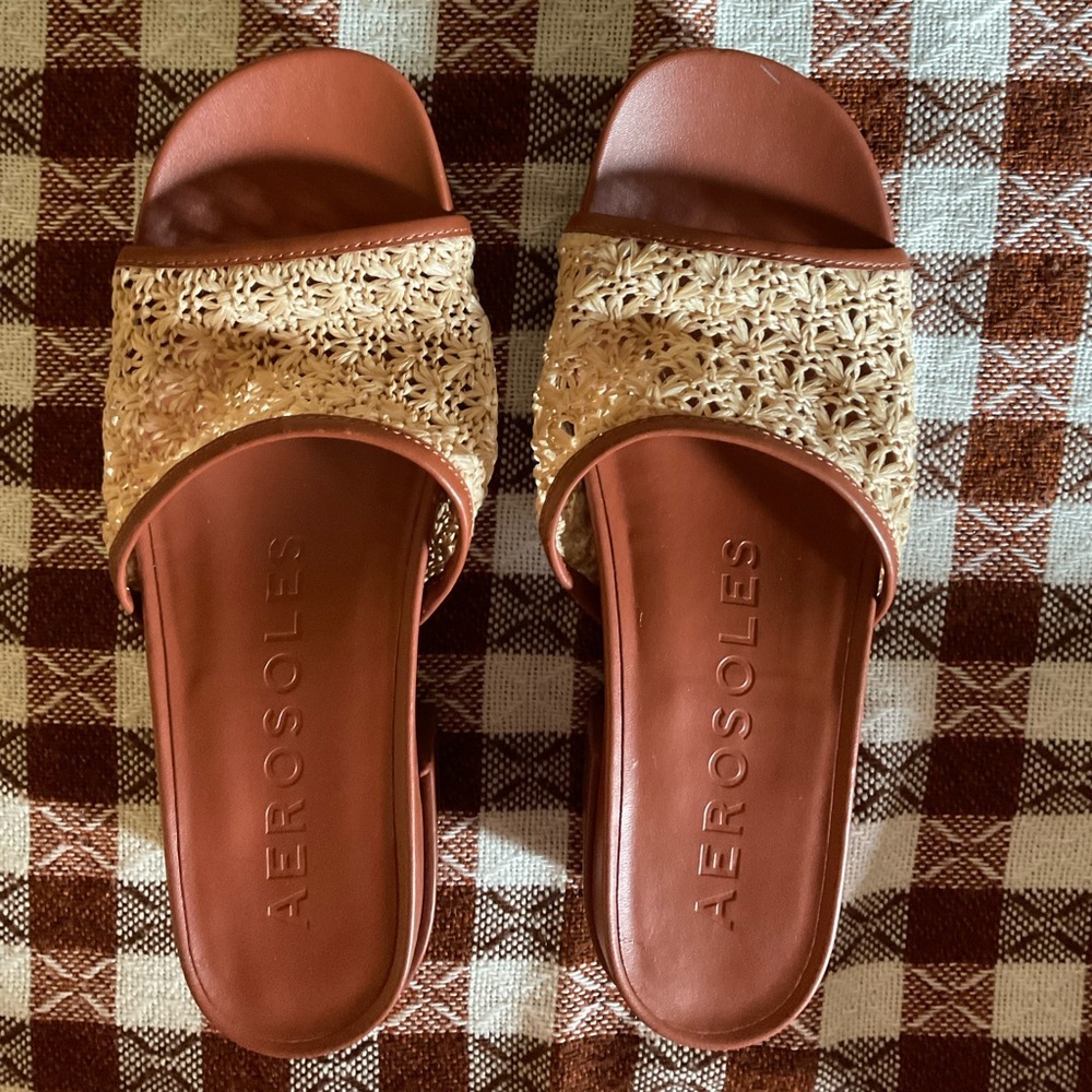 AEROSOLES Women's Brown and Cream Slide Sandals. Size 9